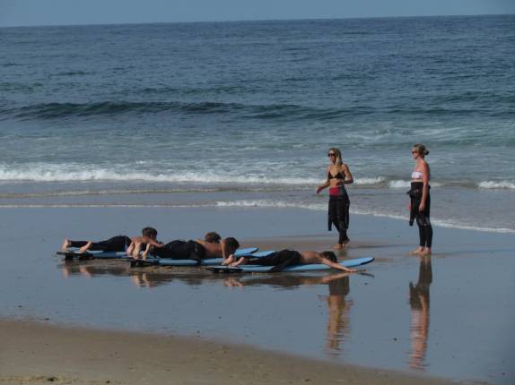Aula de surf em Marconi Beach, em Cape Cod, litoral sul de Massachusetts, nos Estados Unidos